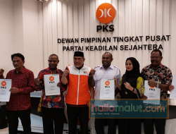 PKS Serahkan 5 SK Calkada Indonesia Timur, Ada Maluku Dan Papua