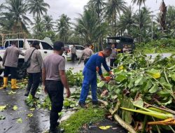 Satgas Gabungan Polri Bersama TNI Bersihkan Jalan Trans Halmahera Barat – Halmahera Utara Pasca Banjir
