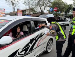Aktifitas Hari Pertama Puasa, Satuan Lalulintas Polres Halteng Bagi-bagi Takjil