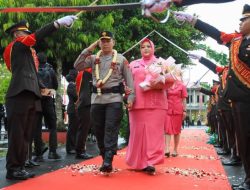 Tradisi Adat dan Pedang Pora Sambut Kapolda Maluku Utara di Sofifi