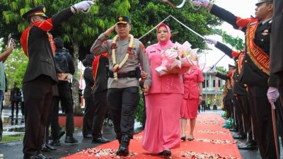 Tradisi Adat dan Pedang Pora Sambut Kapolda Maluku Utara di Sofifi
