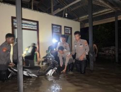 Personel Polres Halmahera Tengah Bergerak Cepat ke Lokasi Bencana Banjir dan Bantu Evakuasi Warga