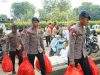 Brimob Metro Jaya Kerahkan 2 Unit Kendaraan Dapur Lapangan (Randurlap), Bagikan Bantuan Makanan untuk Korban Kebakaran Pasar Jiung