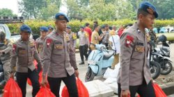 Brimob Metro Jaya Kerahkan 2 Unit Kendaraan Dapur Lapangan (Randurlap), Bagikan Bantuan Makanan untuk Korban Kebakaran Pasar Jiung